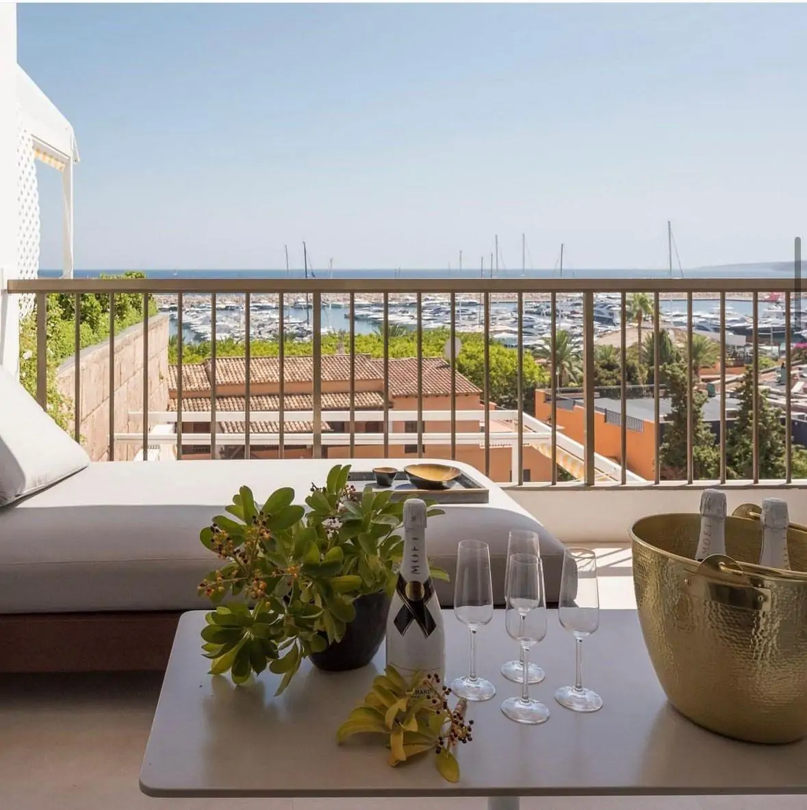 Apartamento reformado en Puerto Portals con vistas parciales al mar.