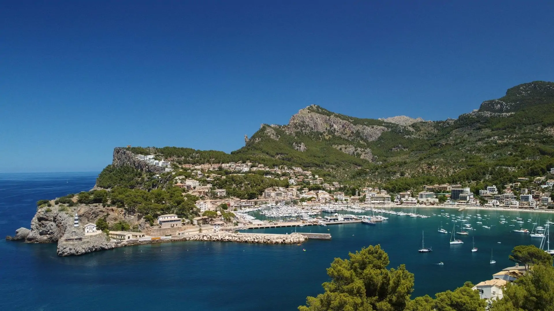 Villa moderna con vistas espectaculares al puerto de S&oacute;ller en un entorno id&iacute;lico