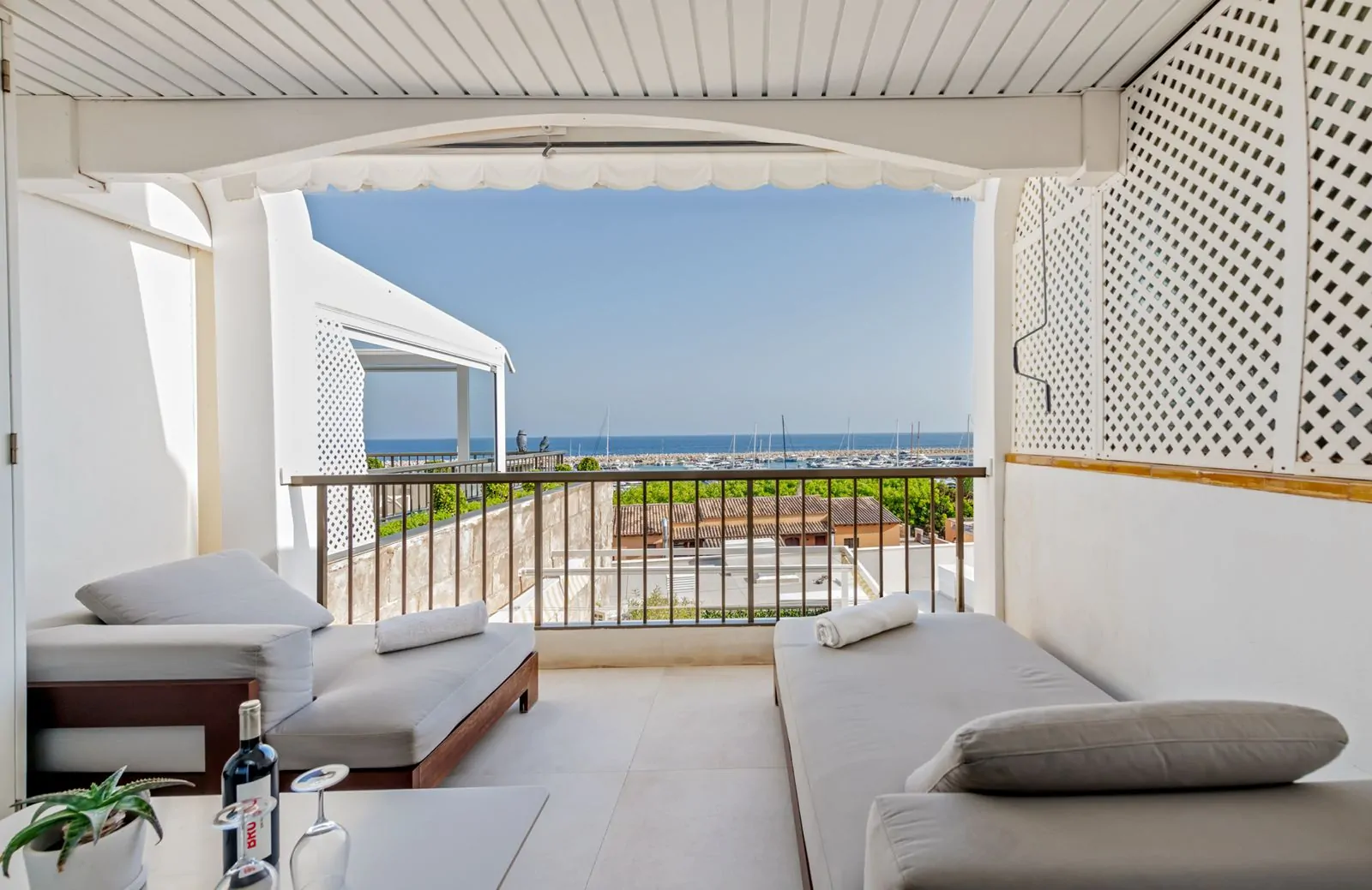 Apartamento reformado en Puerto Portals con vistas parciales al mar.
