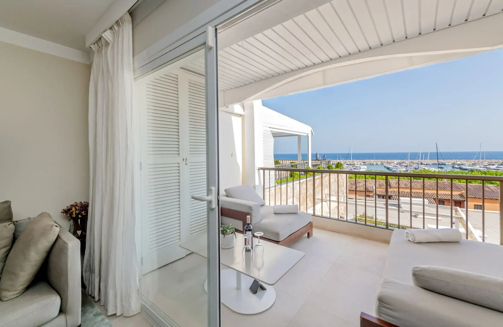 Apartamento reformado en Puerto Portals con vistas parciales al mar.