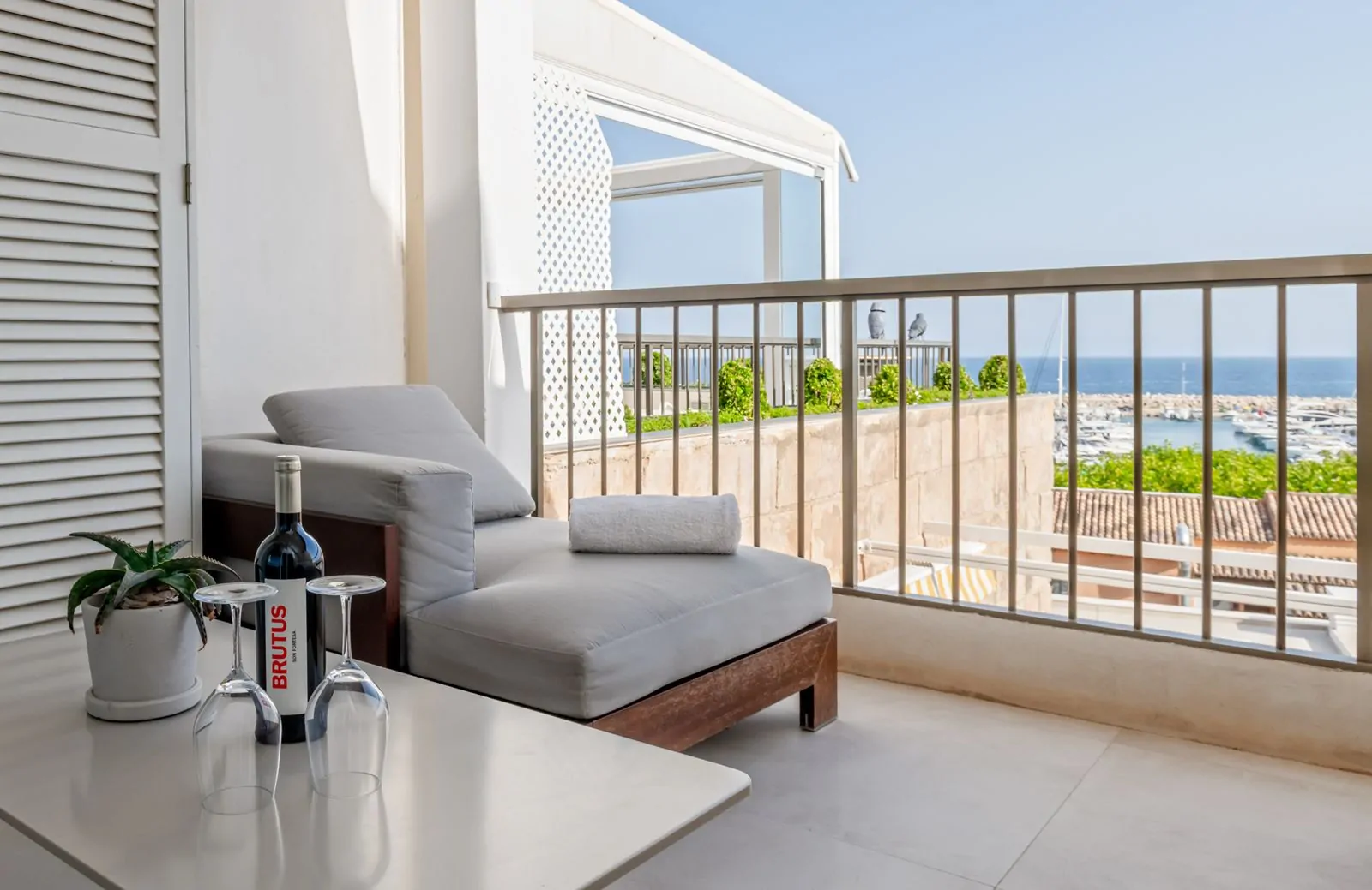 Apartamento reformado en Puerto Portals con vistas parciales al mar.
