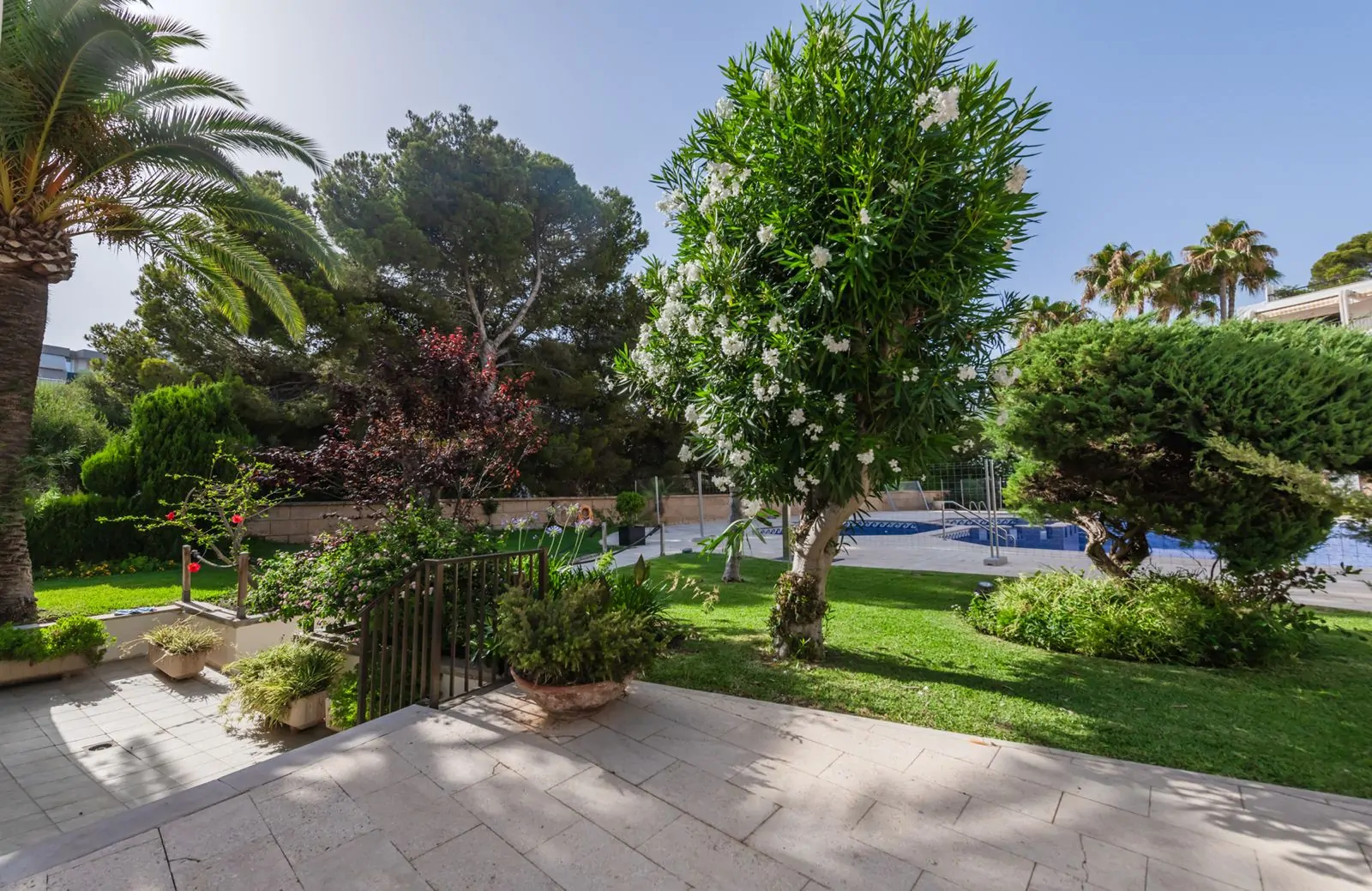 Apartamento reformado en Puerto Portals con vistas parciales al mar.