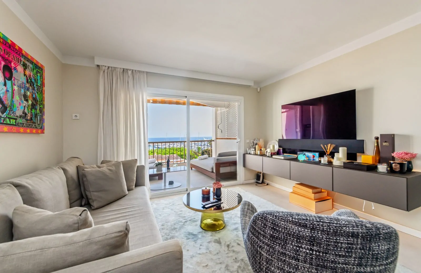 Apartamento reformado en Puerto Portals con vistas parciales al mar.