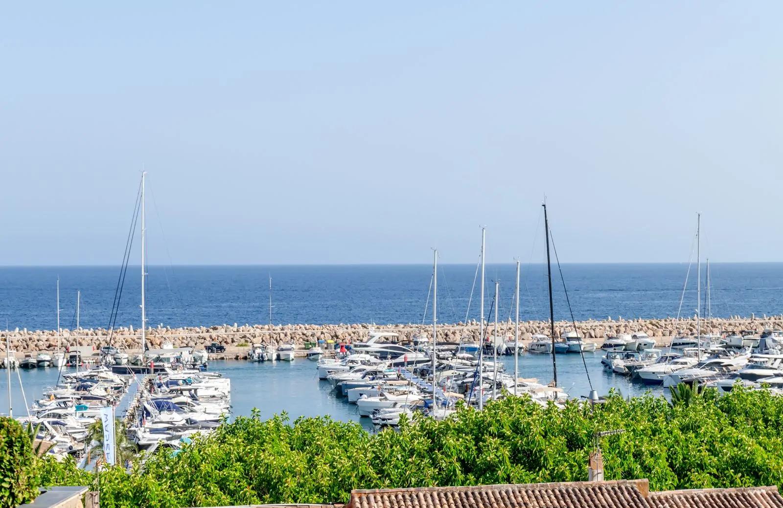 Apartamento reformado en Puerto Portals con vistas parciales al mar.