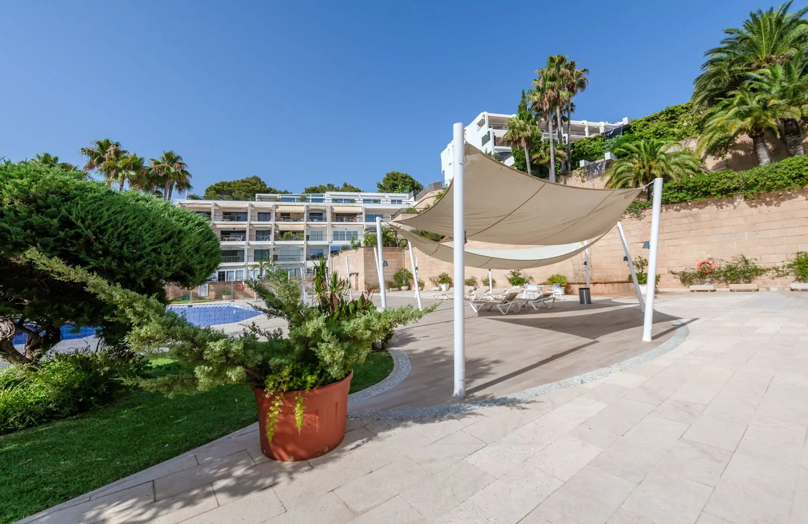 Apartamento reformado en Puerto Portals con vistas parciales al mar.