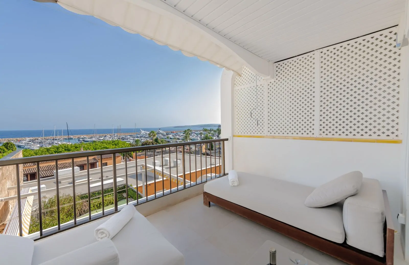 Apartamento reformado en Puerto Portals con vistas parciales al mar.