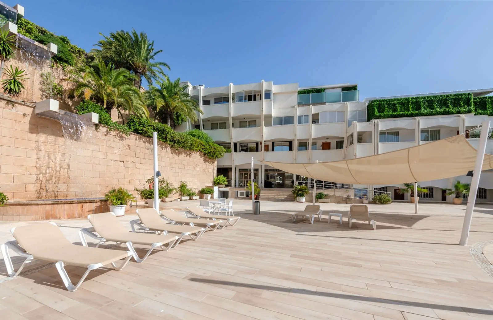 Apartamento reformado en Puerto Portals con vistas parciales al mar.