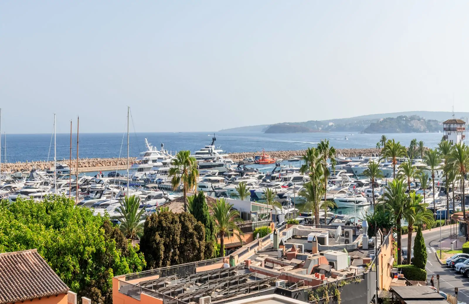 Apartamento reformado en Puerto Portals con vistas parciales al mar.