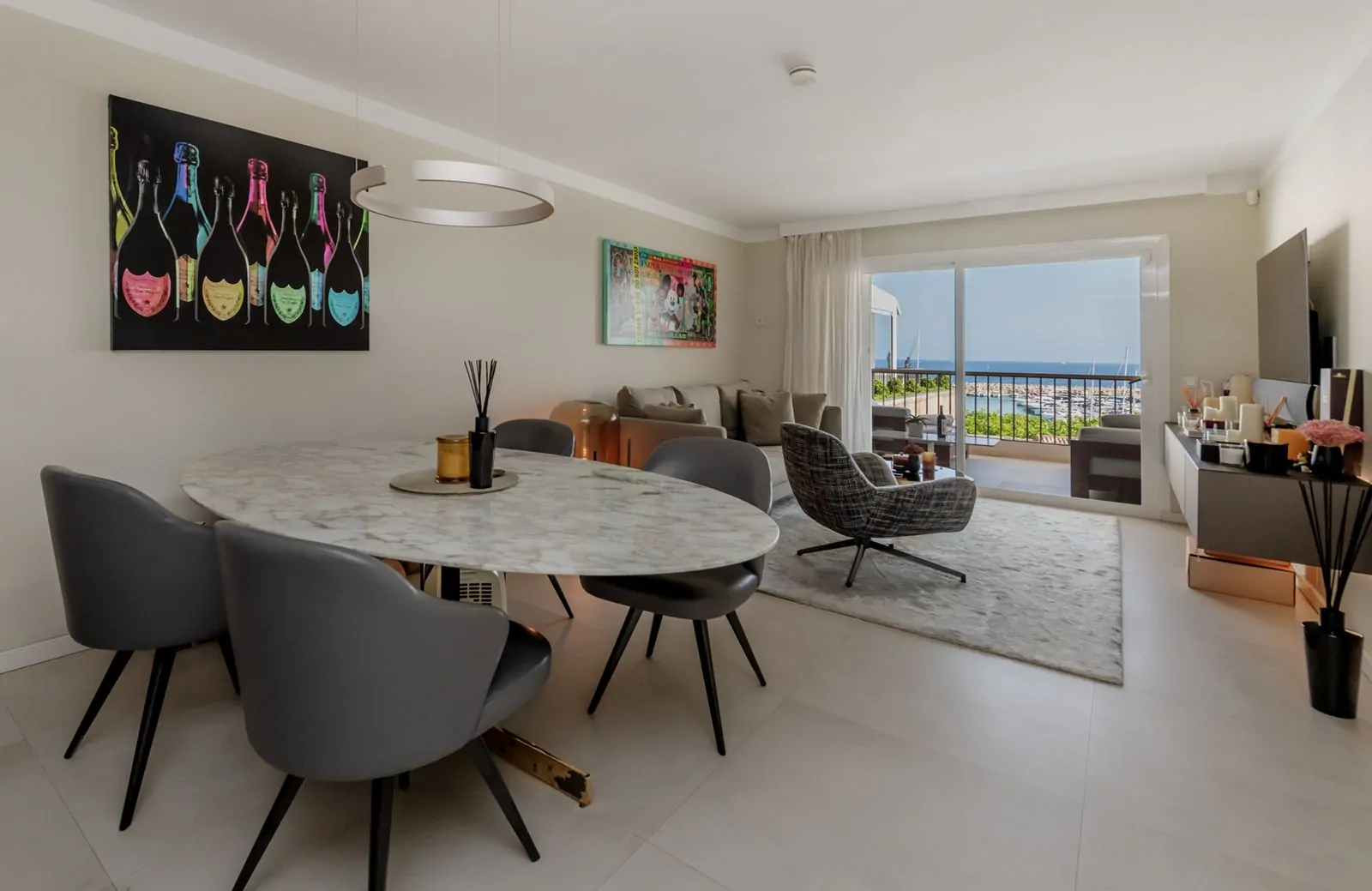 Apartamento reformado en Puerto Portals con vistas parciales al mar.