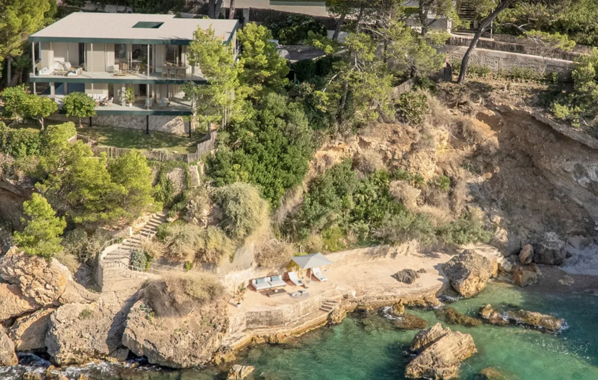 Exclusiva residencia frente al mar con acceso directo y magn&iacute;ficas puestas de sol