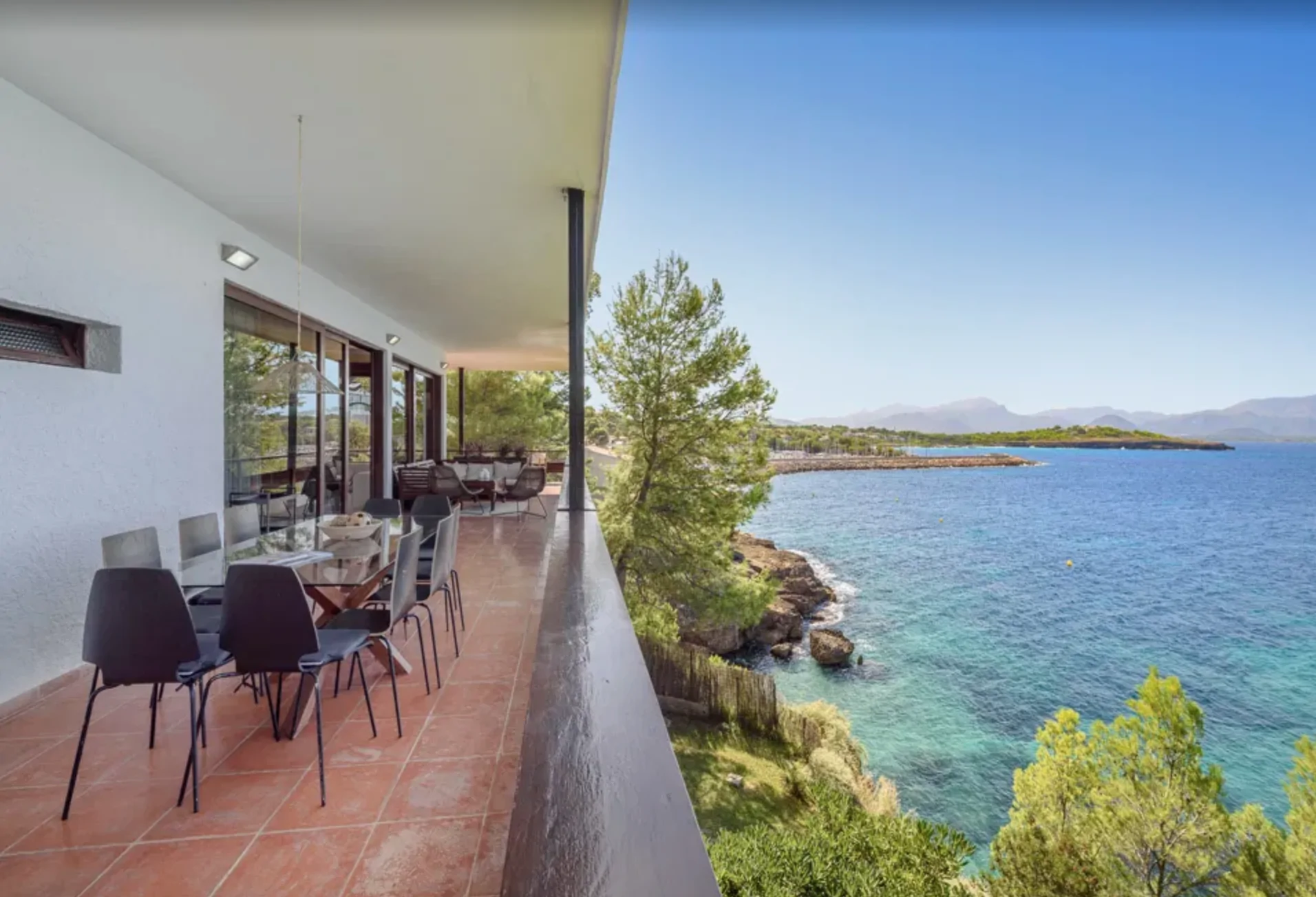 Exclusiva residencia frente al mar con acceso directo y magn&iacute;ficas puestas de sol