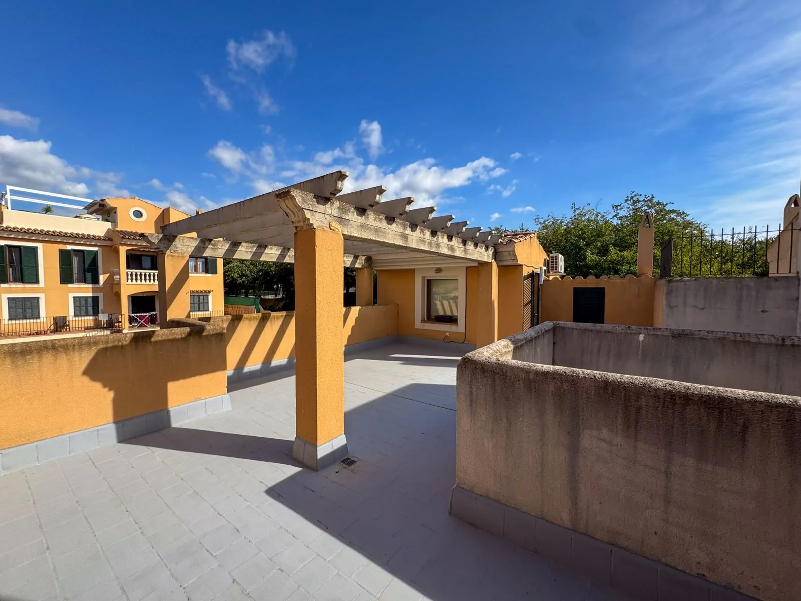 Planta baja reformada con amplio jard&iacute;n privado y azotea en Son Caliu