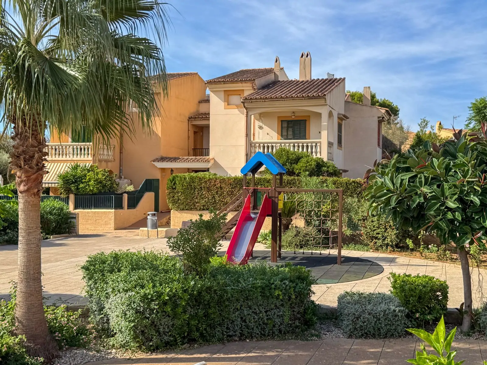 Planta baja reformada con amplio jard&iacute;n privado y azotea en Son Caliu